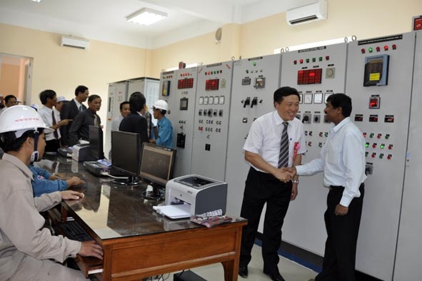 Bí thư Tỉnh ủy Nguyễn Hòa Bình thăm hỏi chuyên gia người Ấn độ tại trung tâm điều khiển Nhà may thủy điện Hà Nang