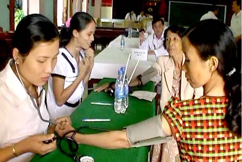 Đoàn y, bác sĩ bệnh viện Chợ Rẫy khám bệnh cho người nghèo huyện Mộ Đức