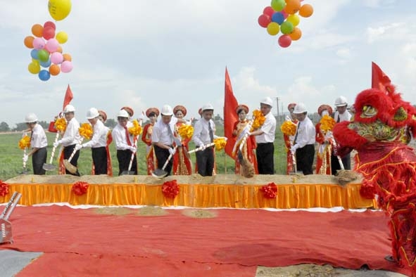 Các đồng chí lãnh đạo tỉnh tham gia nghi thức khởi công dự án Khu dân cư Phan Đình Phùng và Nam Lê Lợi