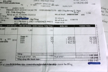 Hoá đơn thu tiền điện tháng 8 và giấy thông báo nộp tiền điện tháng 9 của ông Bùi Văn Tạo.