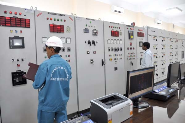 Các kỹ sư đang vận hành tại trung tâm điều khiển Nhà máy thủy điện Hà Nang