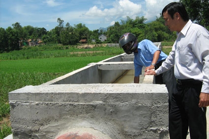 Huyện Tư Nghĩa kiểm tra công trình kênh mương thủy lợi trước mưa lũ đến. 