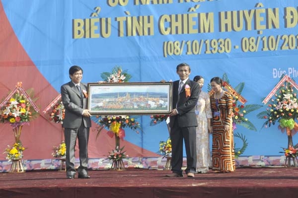 Phó Bí thư Thường trực Tỉnh ủy Cao Khoa tặng quà lưu niệm cho tỉnh  Hà Tĩnh