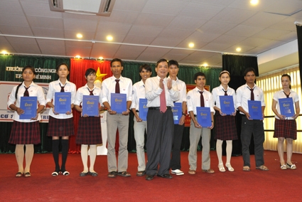 Đồng chí Nguyễn Xuân Huế-Chủ tịch UBND tỉnh trao giấy chứng nhận trúng tuyển cho các tân sinh viên.