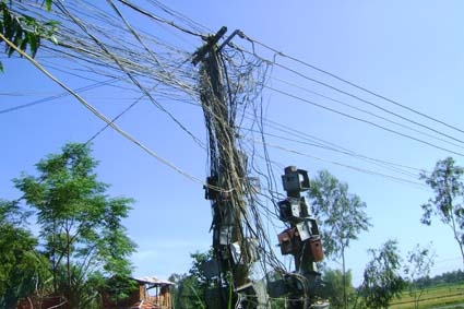 Lưới điện nông thôn ở nhiều địa phương đang tronng tình trạng mất an toàn nghiêm trọng. 