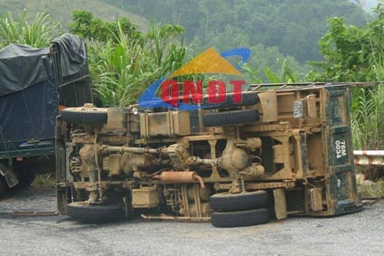 Hiện trường vụ tai nạn xe ô tô 76M – 0034 lật nhào