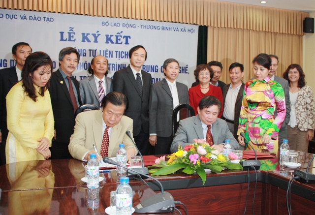 Thứ trưởng Thường trực Bộ LĐ-TB&XH Đàm Hữu Đắc và Thứ trưởng Bộ GD&ĐT Bùi Văn Ga thay mặt hai Bộ ký thông tư liên tịch. 