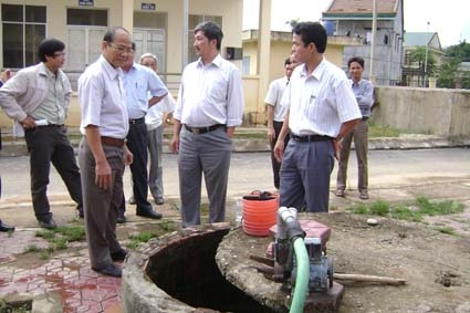 Chưa được cấp điện, nên bệnh viện phải sử dụng nước giếng bơm để sử dụng gần 3 năm nay. Trong ảnh: Phó Chủ tịch UBND tỉnh Nguyễn Hoàng Sơn thị sát giếng nước bơm của bệnh viện. 