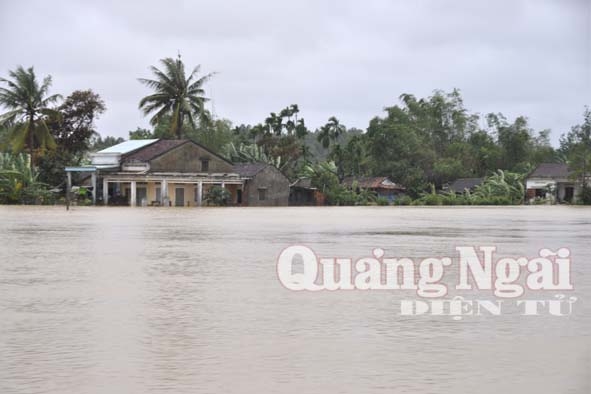 Nhiều nhà dân ở xã Bình Long bị ngập sâu trong nước lũ 