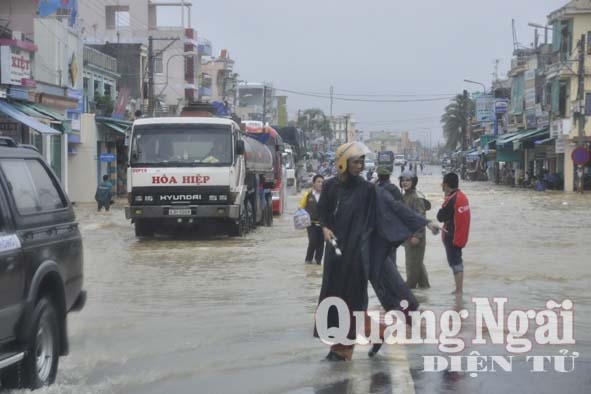 Lực lượng cảnh sát giao thông điều tiết xe tại những đoạn ngập lụt. 