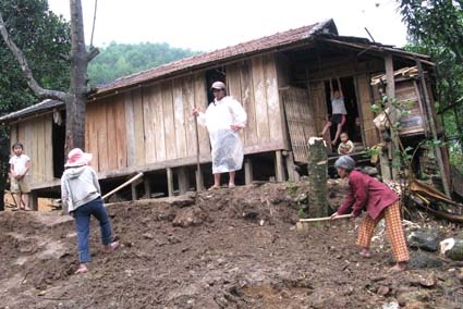 Người dân giúp nhau san nền dựng lại nhà sau lũ.