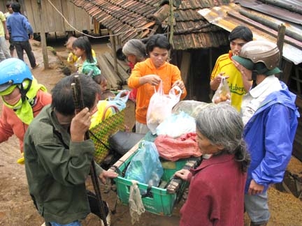 “Chợ di động” mang hàng tiếp ứng cho người dân Sơn Long sau chuỗi ngày dài tắc đường.
