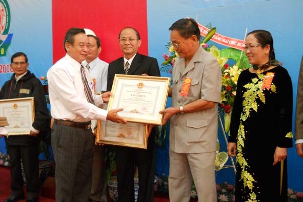 Đồng chí Nguyễn Minh-Phó Bí thư Tỉnh ủy trao giấy khen cho những tập thể.