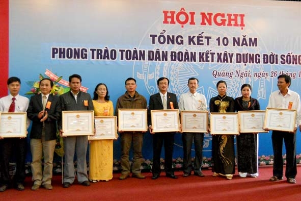 Ông Nguyễn Đăng Vũ-Giám đốc Sở VHTT&DL trao bằng khen của UBND tỉnh cho những tập thể.