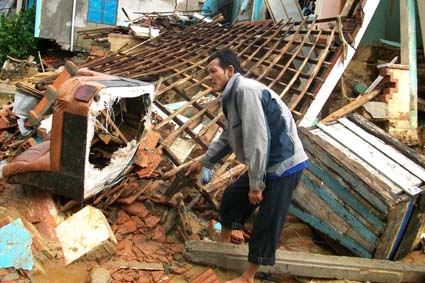 Sau khi bị lũ gây sập nhà, nhiều hộ dân ở Phước Thiện (Bình Hải- Bình Sơn) vẫn đang gặp khó khăn về chỗ ở do địa phương không có quỹ đất tái định cư