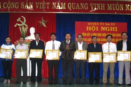 Các tập thể được khen thưởng sau 4 năm thực hiện cuộc vận động “Học tập và làm theo tấm gương đạo đức Hồ Chí Minh”.