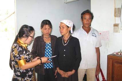 Bà Ngô Kim Ngọc- Chủ tịch LĐLĐ Quảng Ngãi tặng 2 triệu đồng của Quỹ Tấm lòng vàng Lao Động cho gia đình anh Chung. 