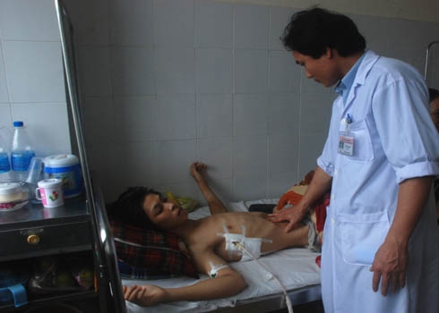 Bệnh nhân Lê Trần Quang Minh đang được điều trị tại Bệnh viện đa khoa Quảng Ngãi. Ảnh: Trí Tín 