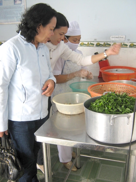 Kiểm tra chất lượng thực phẩm tại Trường mầm non Sao Mai (thị trấn La Hà) 