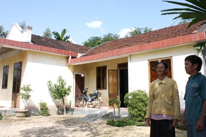 Nhờ giúp đỡ của đồng đội mà CCB Đinh Thị Dép và chồng ở xóm Gò Kà, xã Sơn Hạ (Sơn Hà) mới có ngôi nhà ngói để ở.