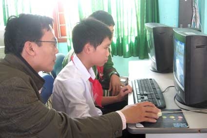Giáo viên Trường THCS Trương Quang Trọng hướng dẫn học sinh tra cứu thông tin qua Internet.