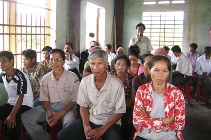 Đồng bào dân tộc thiểu số xã Sơn Hạ (Sơn Hà) chăm chú theo dõi, tham gia ý kiến tại buổi trợ giúp pháp lý lưu động do Trung tâm Trợ giúp pháp lý tỉnh tổ chức.    