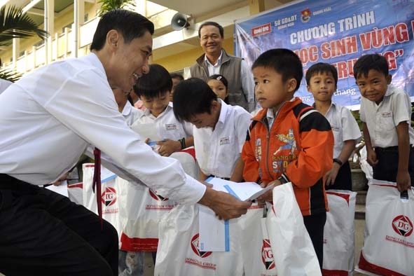 Đại diện Công ty cổ phần Đồng Tâm tại Đà Nẵng trao quà cho học sinh vùng lũ xã Tịnh An, Tịnh Long, Tịnh Hòa, huyện Sơn Tịnh. 