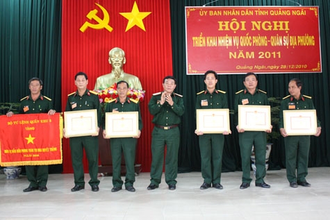 Thiếu tướng Nguyễn Trọng Huy - Phó Tư lệnh QK5 trao cờ thi đua xuất sắc cho LLVT huyện Lý Sơn và bằng khen cho các đơn vị có thành tích xuất sắc năm 2010 về công tác QS-QP.     