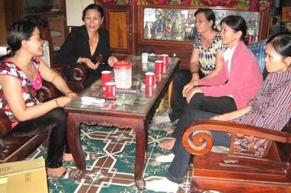 Cán bộ Hội phụ nữ xã Trà Bình (Trà Bồng) đang trao đổi, giải đáp những thắc mắc về cách thức tổ chức và sắp xếp cuộc sống gia đình với chị Võ Thị Duyên, thôn Bình Trung. 