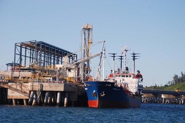 Tàu cập cảng sản phẩm của Nhà máy lọc dầu Dung Quất