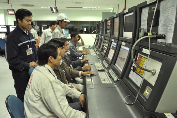 Những kỹ sư, công nhân Việt Nam đang làm chủ công nghệ hiện đại của nhà máy.