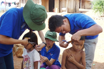 Trẻ em thôn Tang, xã Trà Bùi được sinh viên tình nguyện CLB Vr4u “làm đẹp”.