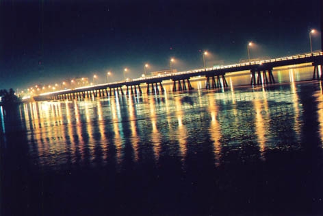 Đêm xuống, cầu Trà Khúc lung linh soi bóng trên dòng sông Trà.