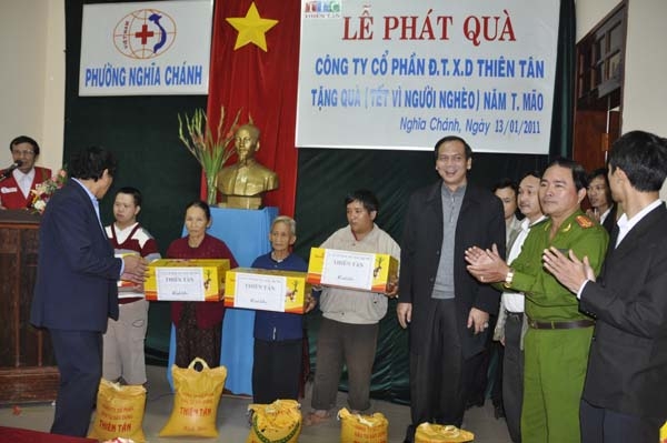 Đại diện lãnh đạo Công ty Thiên Tân, phường Nghĩa Chánh và Hội chữ thập đỏ trao quà Tết cho người nghèo.
