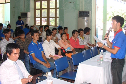 Hội doanh nhân trẻ Quảng Ngãi tư vấn, hỗ  trợ đưa học sinh nghèo đi thi ĐH năm 2010 tại Đà Nẵng.