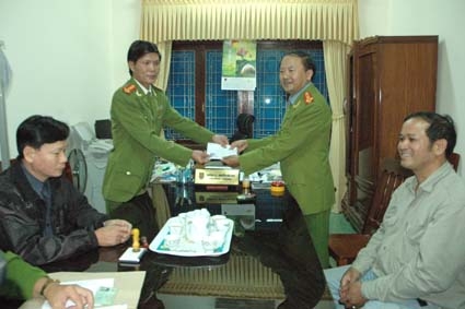 Đại tá Nguyễn Thanh Trang – Phó Giám đốc Công an tỉnh Quảng Ngãi thưởng nóng cho lực lượng tham gia phá án
