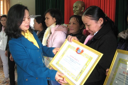Chị Phạm Thị Thu Trang - Chủ tịch Hội LHPN tỉnh tặng bằng khen cho các  tập thể, cá nhân có thành tích xuất sắc trong công tác hỗ trợ phụ nữ vay vốn.