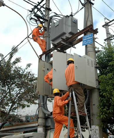 Nhân viên điện lực Quảng Ngãi kiểm tra sửa chữa các trạm biến áp phục vụ điện thắp sáng cho nhân dân.     