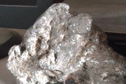 vàng mới phát hiện không phải vàng mà là một cục nhôm đặc, nặng gần 2kg