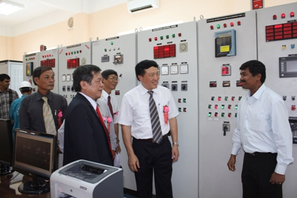 Bí thư Tỉnh uỷ Nguyễn Hoà Bình và Chủ tịch UBND tỉnh Nguyễn Xuân Huế thăm trung tâm điều hành nhà máy.