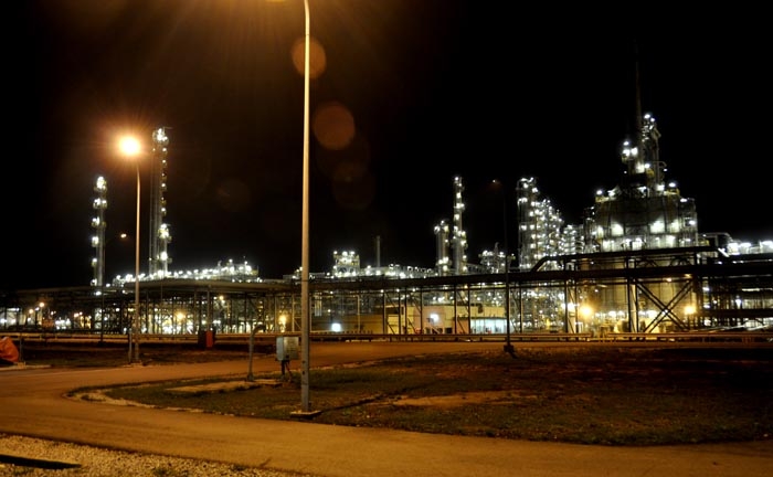 Một góc Nhà máy lọc dầu về đêm