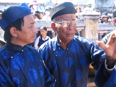 Cụ Võ Hiển Đạt (phải) và TS Nguyễn Đăng Vũ-nhà nghiên cứu văn hóa tại lễ Khao lề thế lính Hoàng Sa . Ảnh: T.Đ