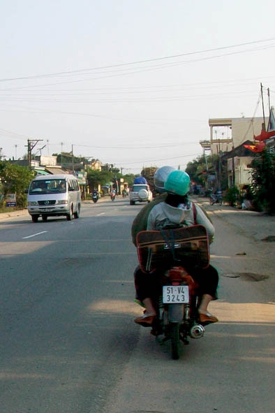 Một cặp vợ chồng lao động Quảng Ngãi trên đường vào nam bằng xe gắn máy