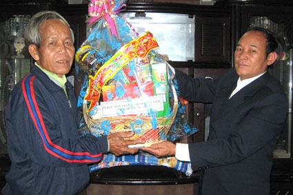  Đồng chí Phạm Thanh Nghìn (bên phải) - Phó Chủ tịch UBMTTQVN tỉnh thăm và tặng quà già làng tiêu biểu, uy tín Song Lâm Biên ở Sơn Hà.
