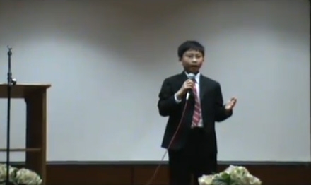 Khang tại cuộc thi tài năng diễn thuyết tổ chức vào năm 2010