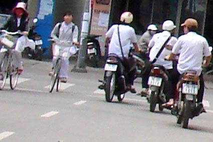 Học sinh đi xe máy trên đường Quang Trung (TP. Quảng Ngãi)
