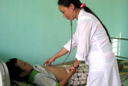  Bác sĩ Huỳnh Thị Huệ - Trưởng trạm y tế Sơn Mùa đang khám bệnh cho bệnh nhân.