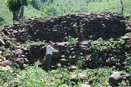 Tiến sĩ Nguyễn Đăng Vũ tại một đoạn Trường Lũy còn khá nguyên vẹn tại huyện Nghĩa Hành.