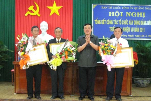 Bí thư Tỉnh ủy Nguyễn Hòa Bình trao 