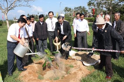 Các đại biểu trồng cây đa Tân Trào tại khu lưu niệm.    